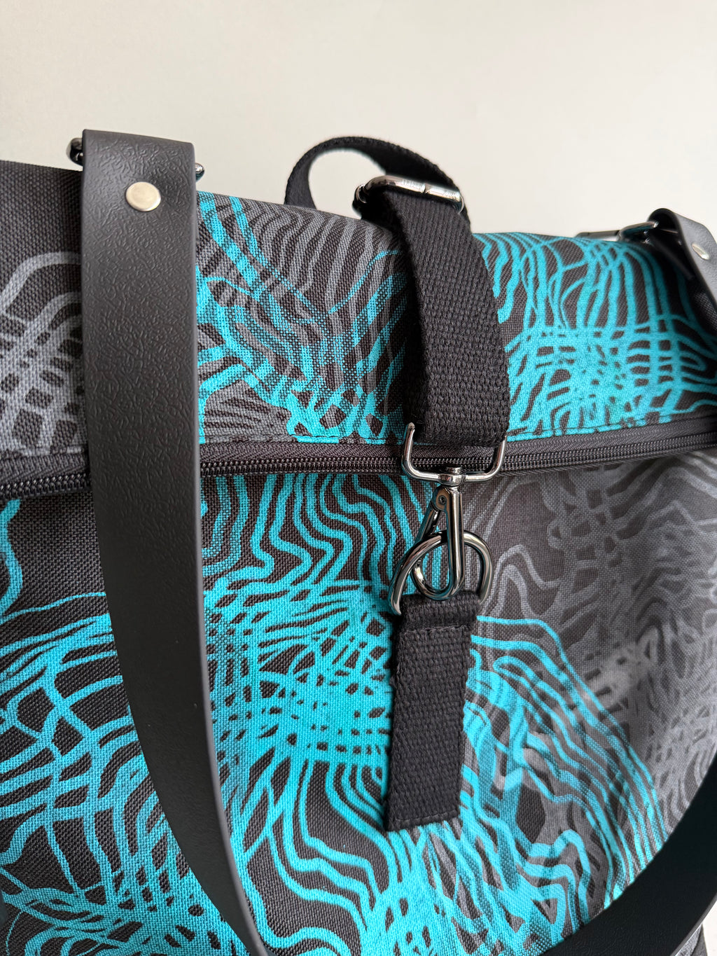 SITOLAB BLACK BACKPACK WITH TURQUISE SWIRL PRINT