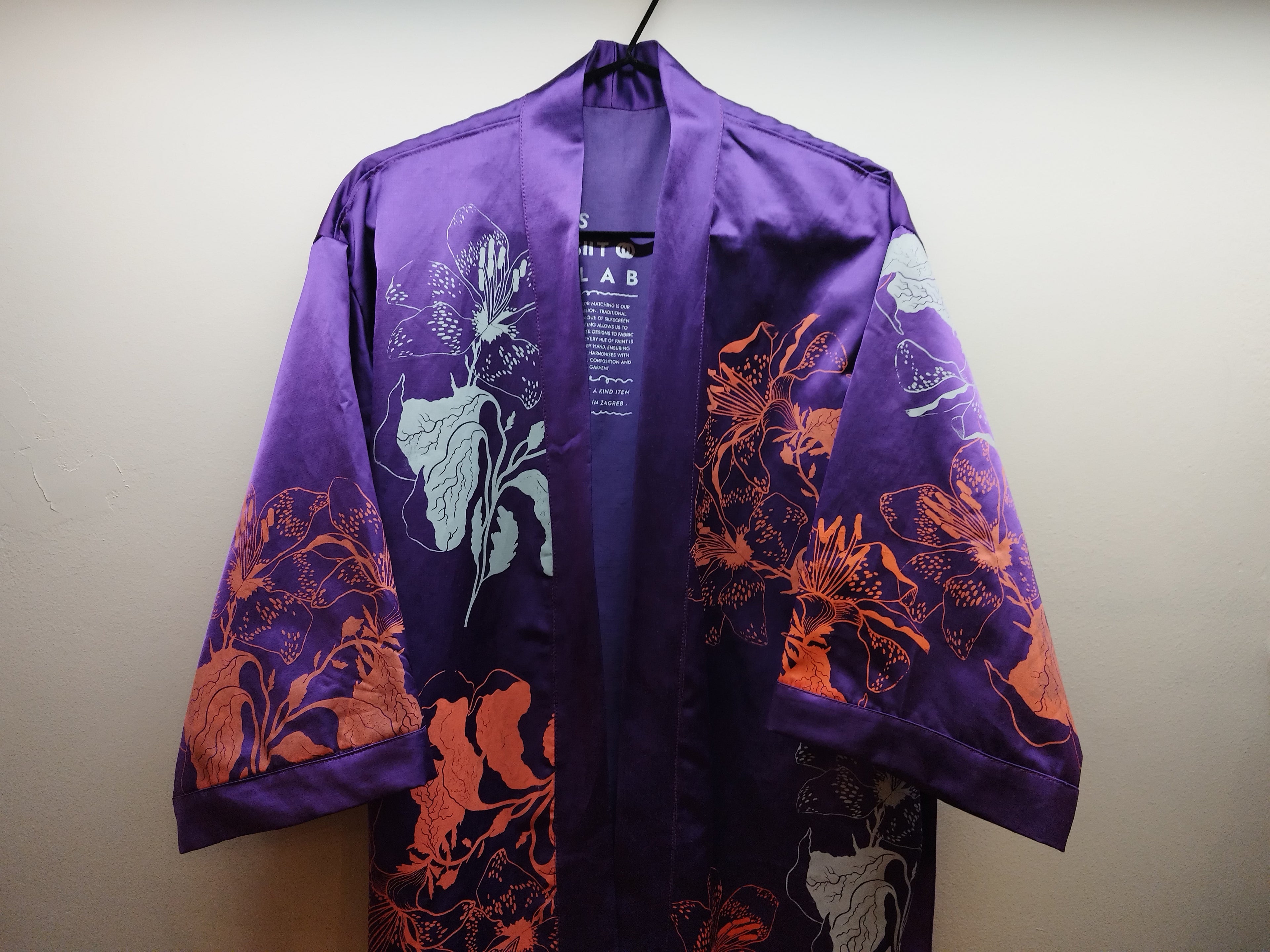 SITOLAB VIOLET SATIN CAPE FLORAL PRINT
