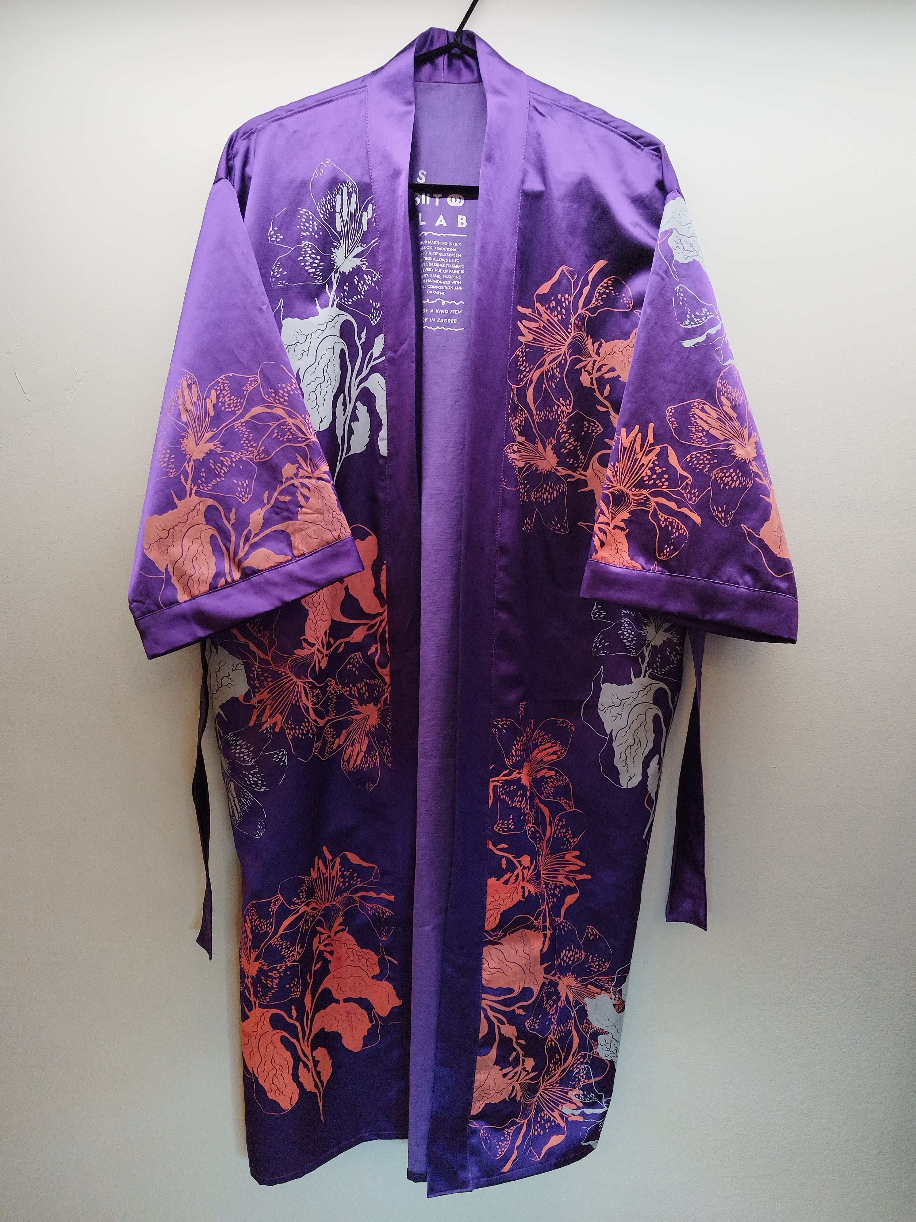 SITOLAB VIOLET SATIN CAPE FLORAL PRINT