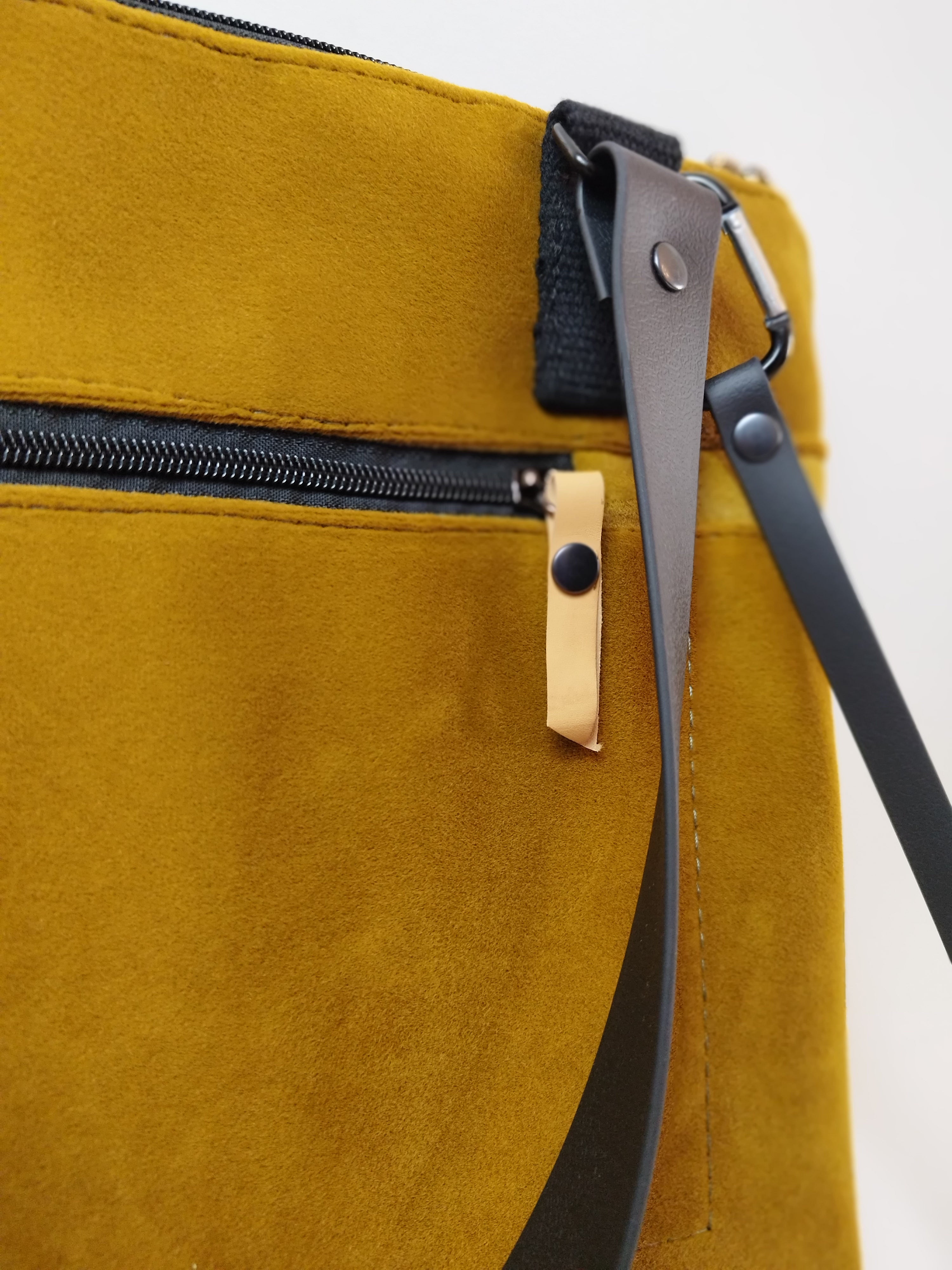 VELVET YELLOW BAG WITH INSECTS