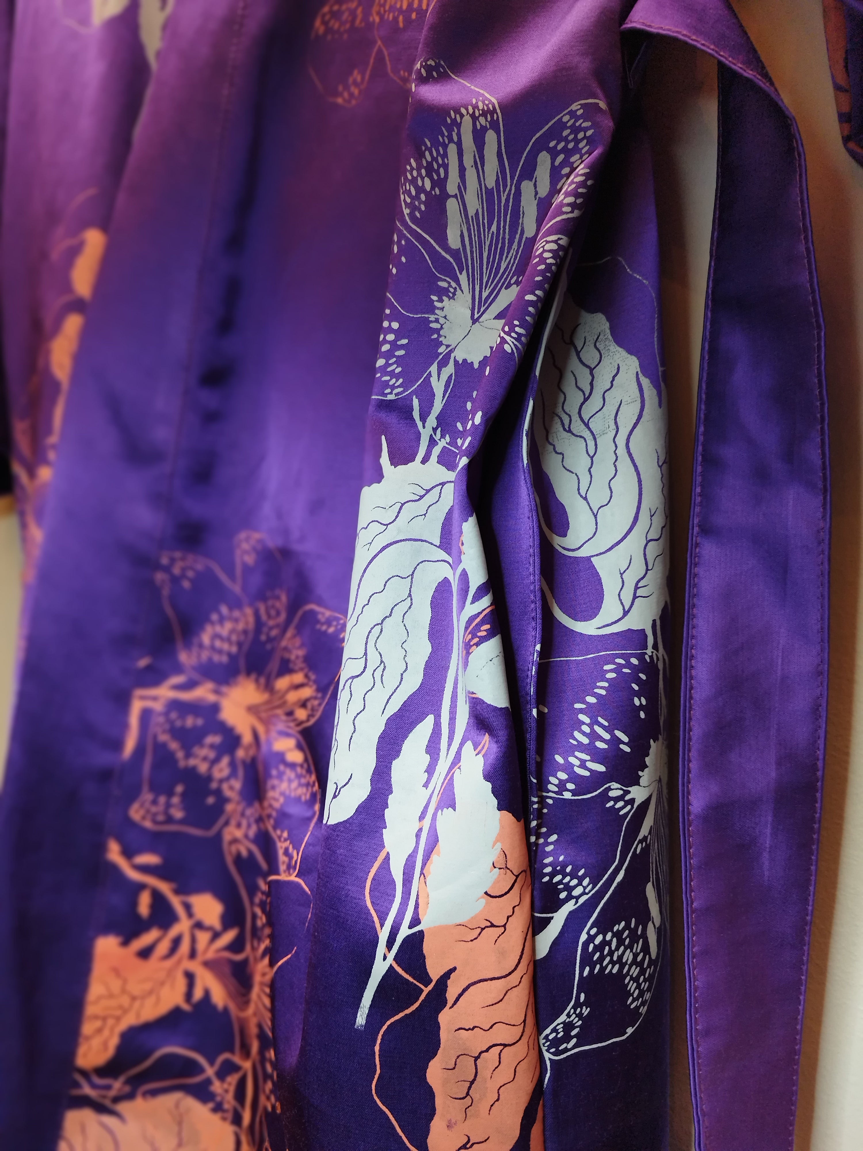 SITOLAB VIOLET SATIN CAPE FLORAL PRINT