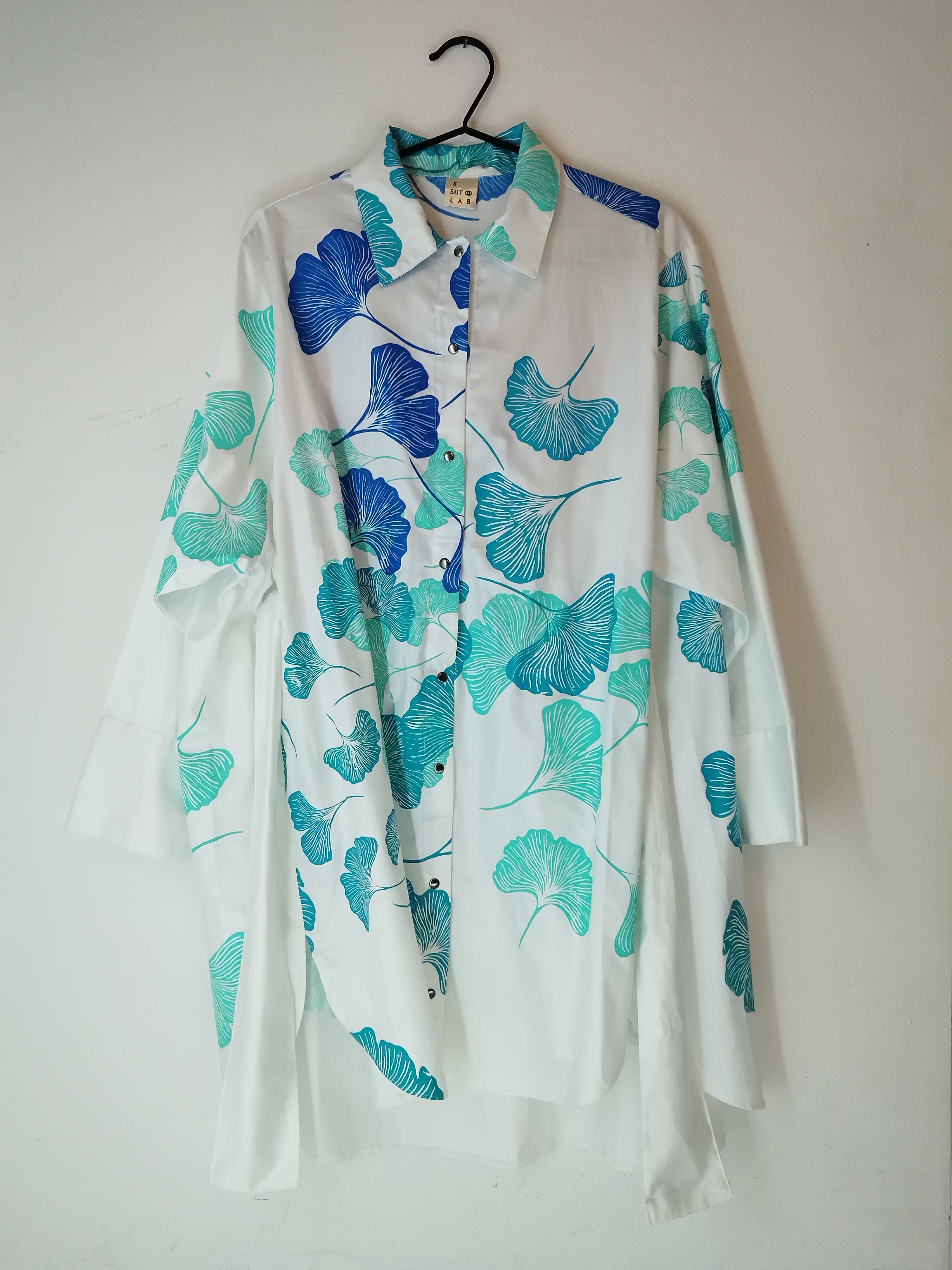 SITOLAB OVERSIZE SHIRT WITH TURQUOISE GINKO PRINT
